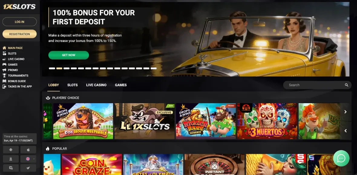 Zrzut ekranu polskiej wersji 1xSlots (nr 6 w rankingu Kaszinok24): biale logo 1XSLOTS z przyciskami LOG IN i REGISTRATION na tle zoltej taksowki w stylu lat 20. z para pasazerow, baner "100% BONUS FOR YOUR FIRST DEPOSIT, Make a deposit within three hours of registration and increase your bonus from 100% to 150%" z zielonym przyciskiem GET NOW, lewe menu MAIN PAGE, SLOTS, LIVE CASINO, GAMES, PROMO, TOURNAMENTS, BONUS GUIDE i TASKS IN THE APP, dolny zegar "Time at the casino: Sun, Apr 19 - 17:00 (GMT)", nawigacja LOBBY, SLOTS, LIVE CASINO i GAMES, sekcja PLAYERS' CHOICE z kafelkami The Dog House Multihold, Le 1xSlots, Biggler Bass Bonanza, 3 Muertos i Leprechaun Song, ponizej blok POPULAR z Coin Craze, Gates of Olympus i ruletka (zrzut redakcyjny, 2026).