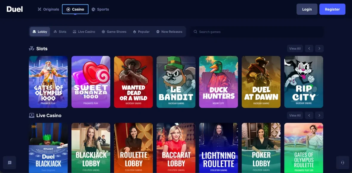 Zrzut ekranu polskiej wersji Duel Casino (nr 10 w rankingu Kaszinok24): biale logo DUEL w lewym gornym rogu i gorne menu Originals, Casino (aktywna) i Sports oraz przyciski Login i Register, zakladki Lobby (aktywna), Slots, Live Casino, Game Shows, Popular i New Releases z polem Search games, sekcja Slots z kafelkami Gates of Olympus 1000, Sweet Bonanza, Wanted Dead or a Wild, Le Bandit, Duck Hunters, Duel at Dawn i Rip City (z etykietami dostawcow PRAGMATIC PLAY, HACKSAW GAMING, NOLIMIT CITY), ponizej sekcja Live Casino z Duel Blackjack, Blackjack Lobby, Roulette Lobby, Baccarat Lobby, Lightning Roulette, Poker Lobby i Gates of Olympus (Evolution Gaming / Pragmatic Play Live), ciemny granatowy motyw z fioletowym przyciskiem Register (zrzut redakcyjny, 2026).
