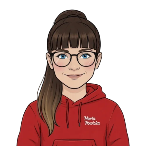 Marta Nowicka, portret ilustrowany, brązowe włosy z grzywką, okulary, czerwona bluza z imieniem