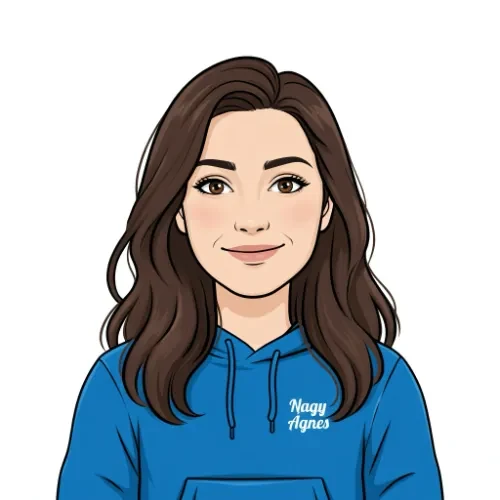 Nagy Ágnes — a Kaszinók24.com játékszakértőjének portréja; kék kapucnis pulóverrel, élő kaszinó és nyerőgép-RTP tesztelés