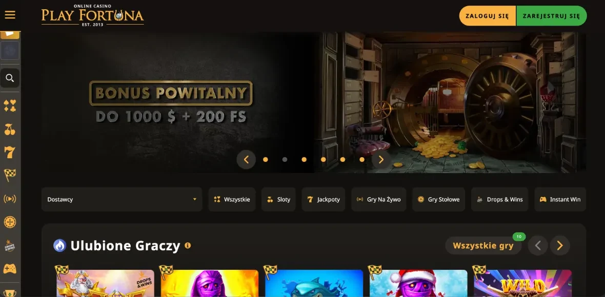 Zrzut ekranu strony głównej polskiej wersji Play Fortuna w recenzji nr 1 rankingu Kaszinok24: baner bonusu powitalnego "BONUS POWITALNY DO 1000 $ + 200 FS" z grafiką otwartego sejfu i złotych monet, logo PLAY FORTUNA EST 2013, przyciski ZALOGUJ SIĘ i ZAREJESTRUJ SIĘ, lewy pionowy pasek ikon, selektor Dostawcy oraz filtry Wszystkie / Sloty / Jackpoty / Gry Na Żywo / Gry Stołowe / Drops & Wins / Instant Win, sekcja "Ulubione Graczy" z kartami gier, ciemny motyw ze złotymi akcentami (zrzut redakcyjny, 2026).