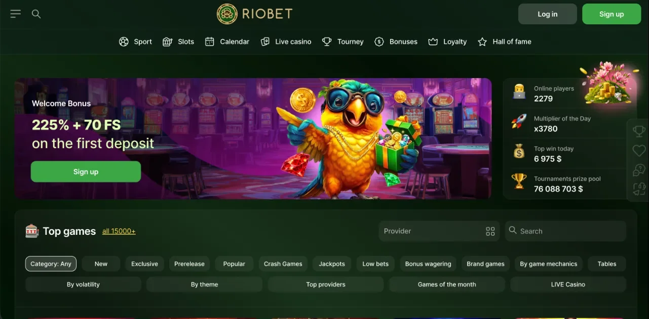 Riobet Casino főoldal — középen nagy üdvözlő bónusz felirat 225% + 70 ingyenes pörgetés az első befizetésre papagáj illusztrációval és zöld Sign up gombbal, arany RIOBET logo, Log in / Sign up fejlécben, ikonos főmenü (Sport, Slots, Live casino, Tourney, Bonuses, Loyalty, Hall of fame), jobb oldali statisztika panel online játékosszámmal, napi szorzóval, mai top nyereménnyel és tornadíj összeggel, Top games szekció szűrőkkel — sötét zöld arany dizájn (szerkesztőségi képernyőkép a teljes Riobet teszthez).