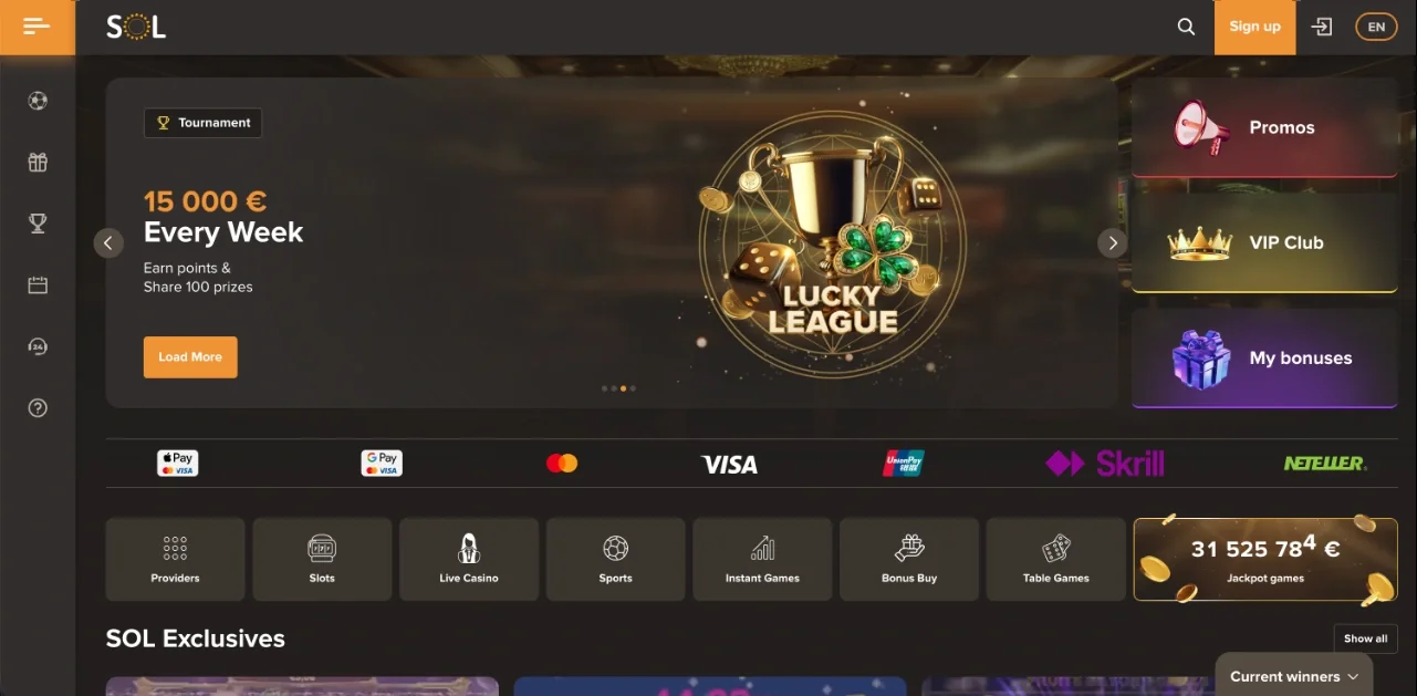 Sol Casino kezdőképernyő — Lucky League heti 15 000 € tornaszalag trófea- és kincsgrafikával, narancs Load More gomb, Promos / VIP Club / My bonuses panelok, Apple Pay, Google Pay, Mastercard, Visa, UnionPay, Skrill és Neteller fizetési logók, jackpot játékok számlálója és kategória navigáció (Providers, Slots, Live Casino, Sports); sötét felület narancs akcentekkel (szerkesztőségi képernyőkép a teljes Sol értékeléshez).
